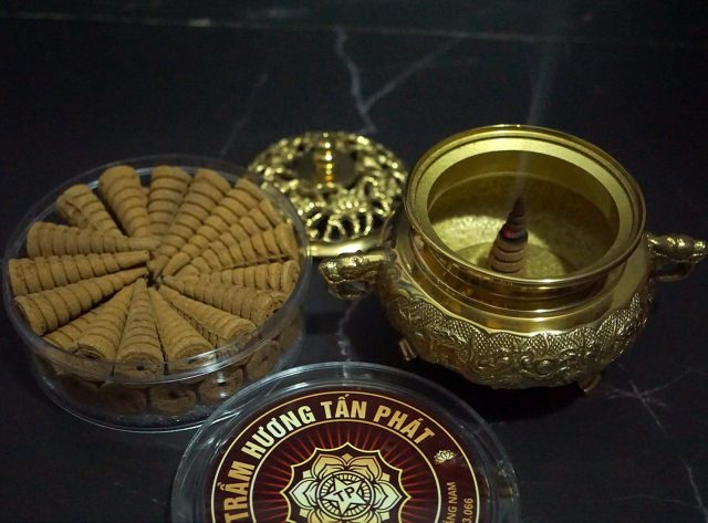 Nụ Trầm Thơm Thượng Hạng 40 Phút: (Hộp 33 viên) & Lư Xông Đồng Cao Cấp